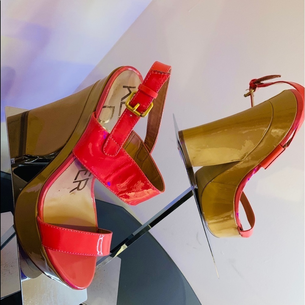 S65- 💲 💲SALE 💲💲 KelsiDagger BN Coral & Beige size 9